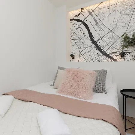 Center Swietokrzyska & Emilii Plater By Renters ורשה